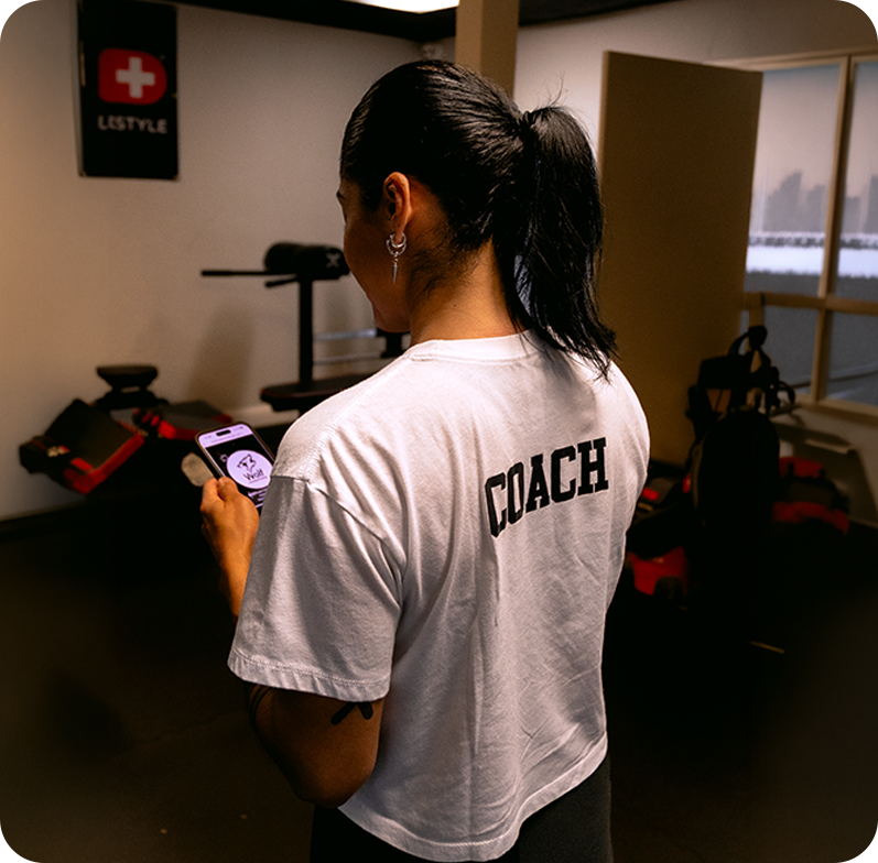 Coach de Wolf revisando un plan de entrenamiento en su celular