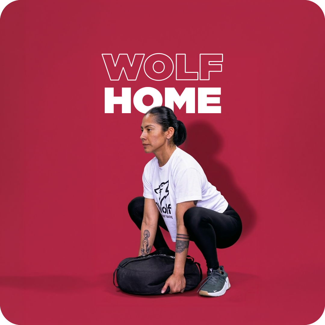 Isis demostrando una sentadilla para Wolf Home